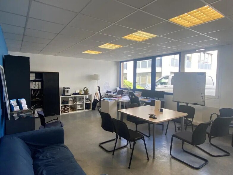 Bureau dans Gradignan à louer - Photo de l’immeuble – Image 1 sur 9