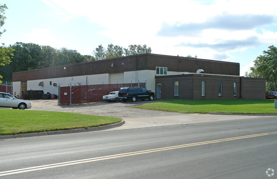 3330 Mike Collins Dr, Eagan, MN à vendre - Photo de l’immeuble – Image 2 sur 4