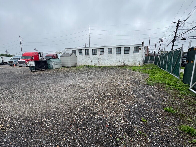 30 Bethpage Rd, Hicksville, NY à louer - Photo de l’immeuble – Image 2 sur 4