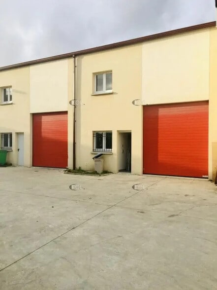 Local d’activités dans Stains à louer - Photo de l’immeuble – Image 1 sur 9