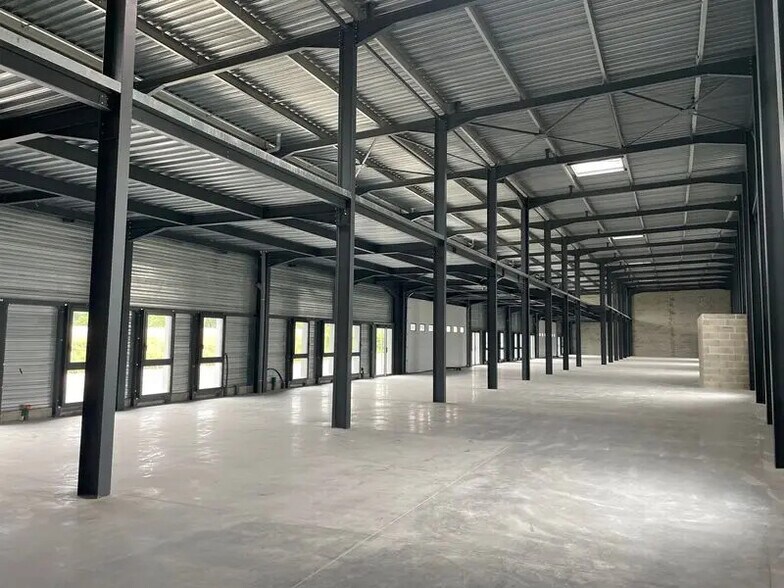 Local d’activités dans Bourgoin-Jallieu à louer - Photo de l’immeuble – Image 2 sur 13