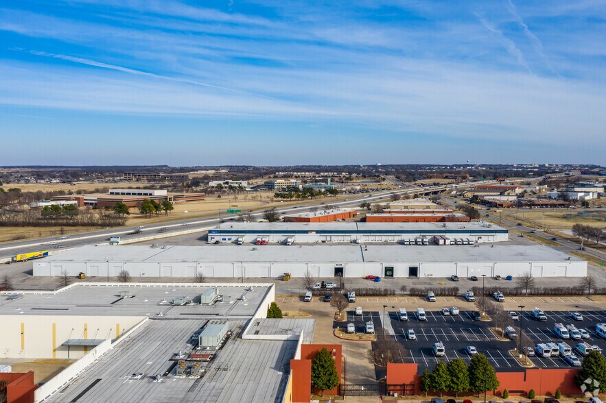 12027 E 51st St, Tulsa, OK à louer - Photo de l’immeuble – Image 3 sur 22