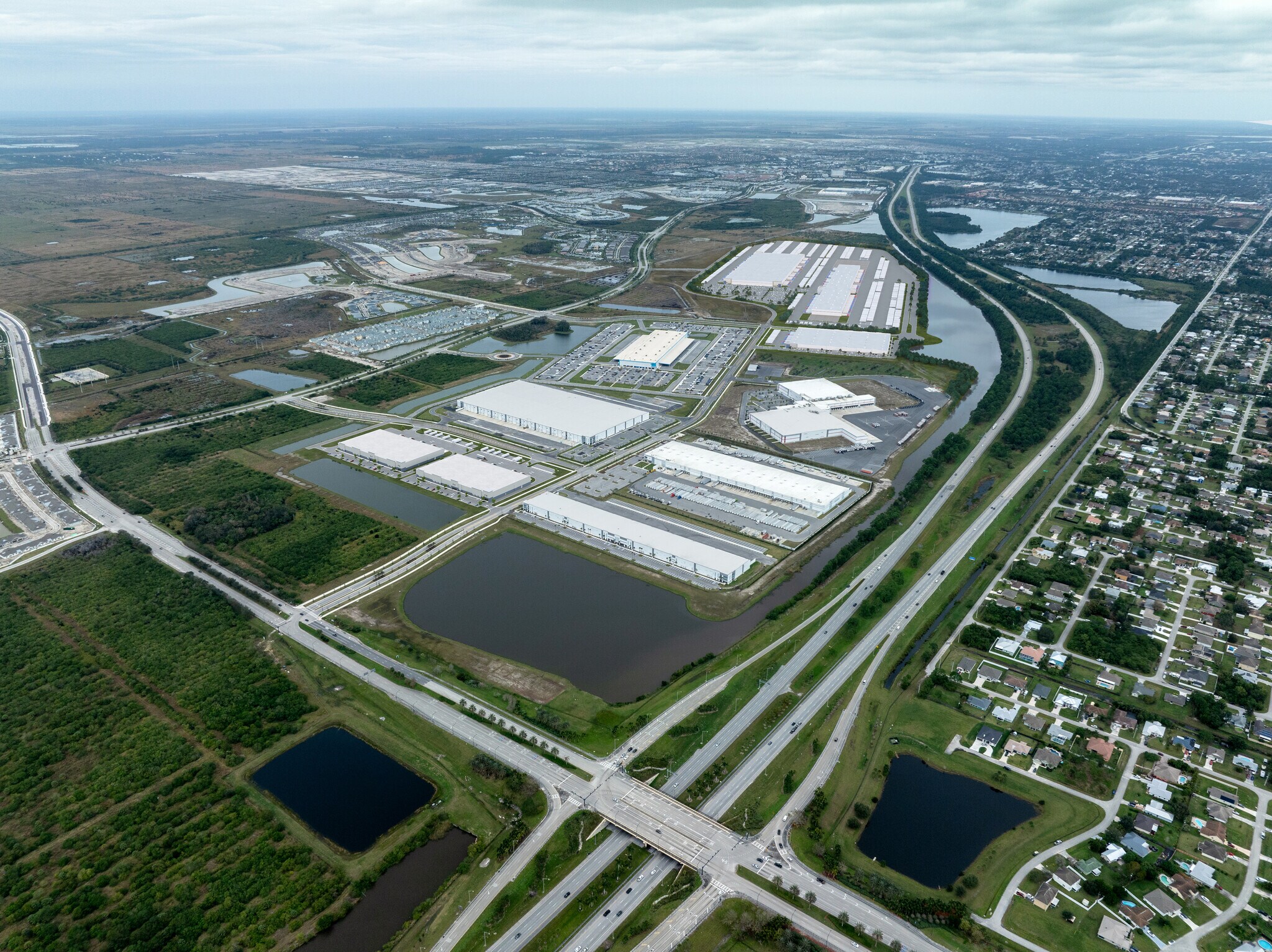 SW Becker Rd, Port Saint Lucie, FL à louer Photo de l’immeuble– Image 1 sur 10