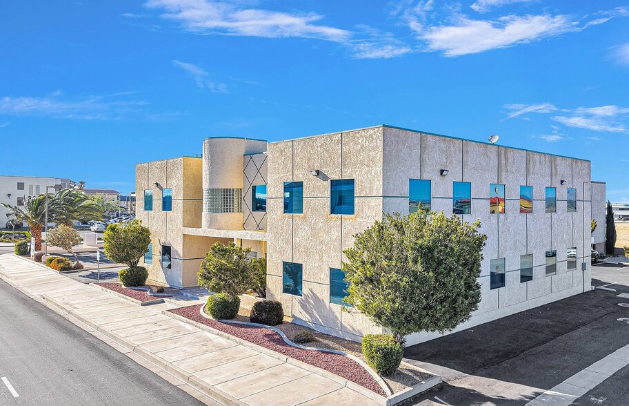 15490 Civic Dr, Victorville, CA à louer - Photo de l’immeuble – Image 1 sur 17