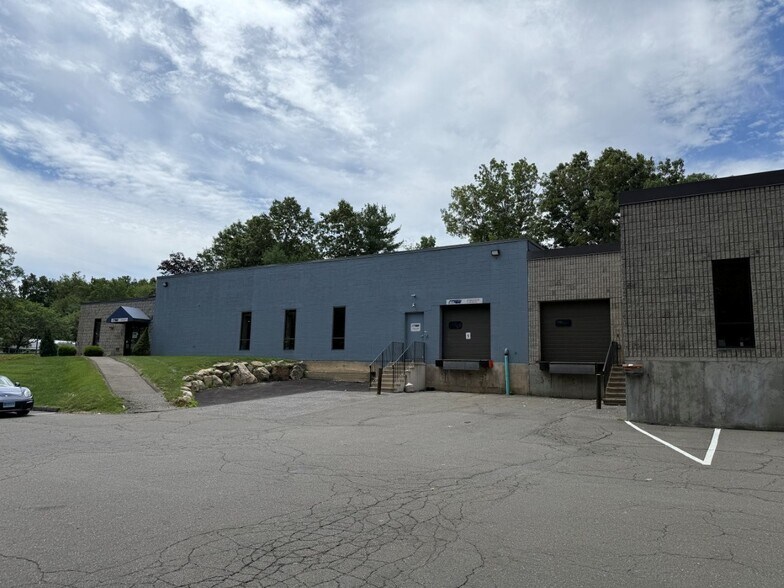 15 Commerce Rd, Newtown, CT à louer - Photo de l’immeuble – Image 3 sur 6
