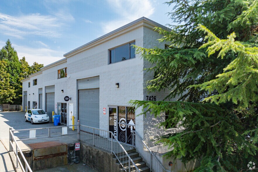 7426 Hedley Ave, Burnaby, BC à louer - Photo de l’immeuble – Image 1 sur 8
