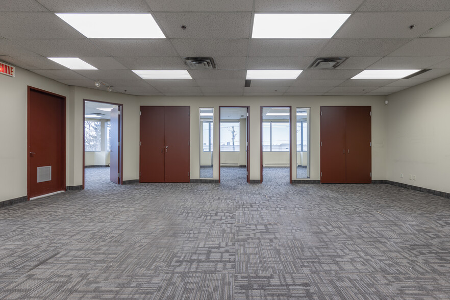 4848-4868 Ch Bois-Franc, Montréal, QC à louer - Photo intérieure – Image 1 sur 10