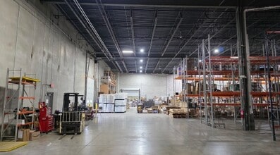 5665-5693 S Westridge Dr, New Berlin, WI à louer Photo intérieure– Image 2 sur 4