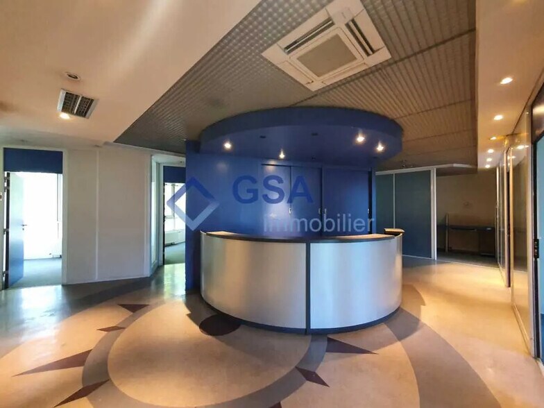 Bureau dans Évry-Courcouronnes à vendre - Hall d’entrée – Image 2 sur 7
