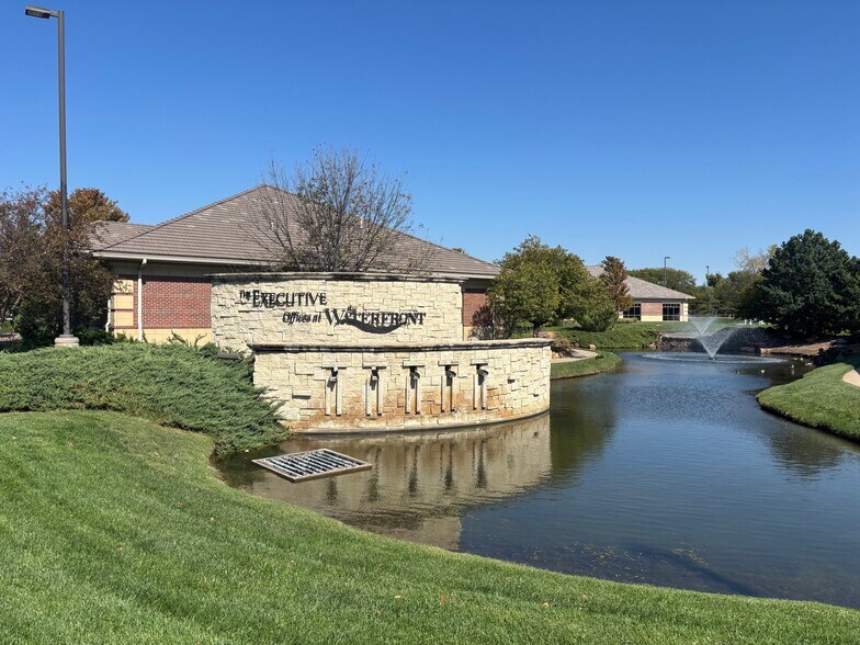 1700 N Waterfront Pky, Wichita, KS à vendre - Photo principale – Image 1 sur 10