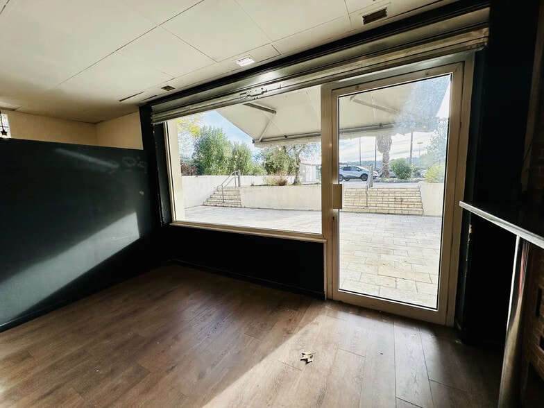 Local commercial dans Saint-Victoret à louer - Photo de l’immeuble – Image 3 sur 14