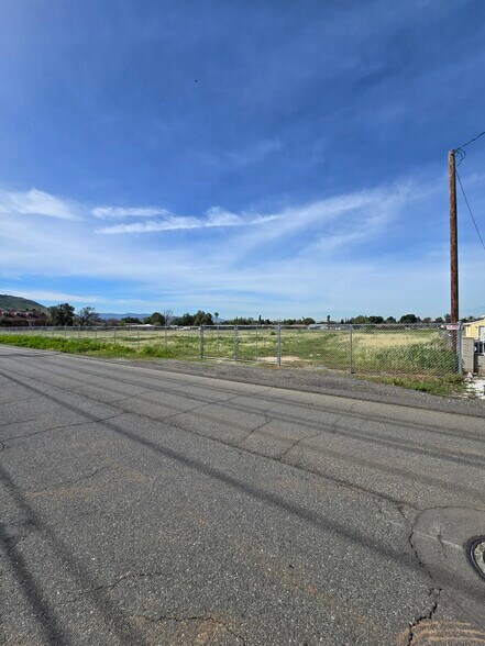 4511 Tyrolite St, Jurupa Valley, CA à vendre - Photo de l’immeuble – Image 3 sur 21