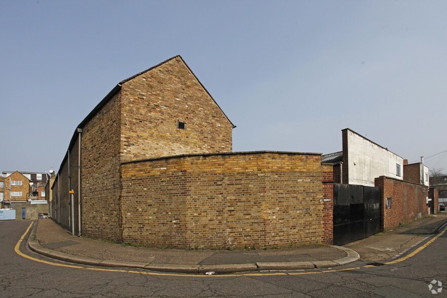 Brent Way, Brentford à louer - Photo de l’immeuble – Image 2 sur 3