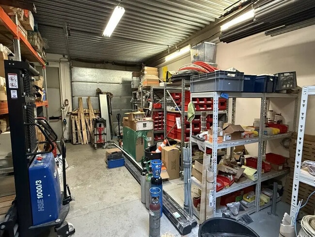 Plus de détails pour 645 Rue Mayor De Montrichet, LES MILLES - Local d’activités à vendre