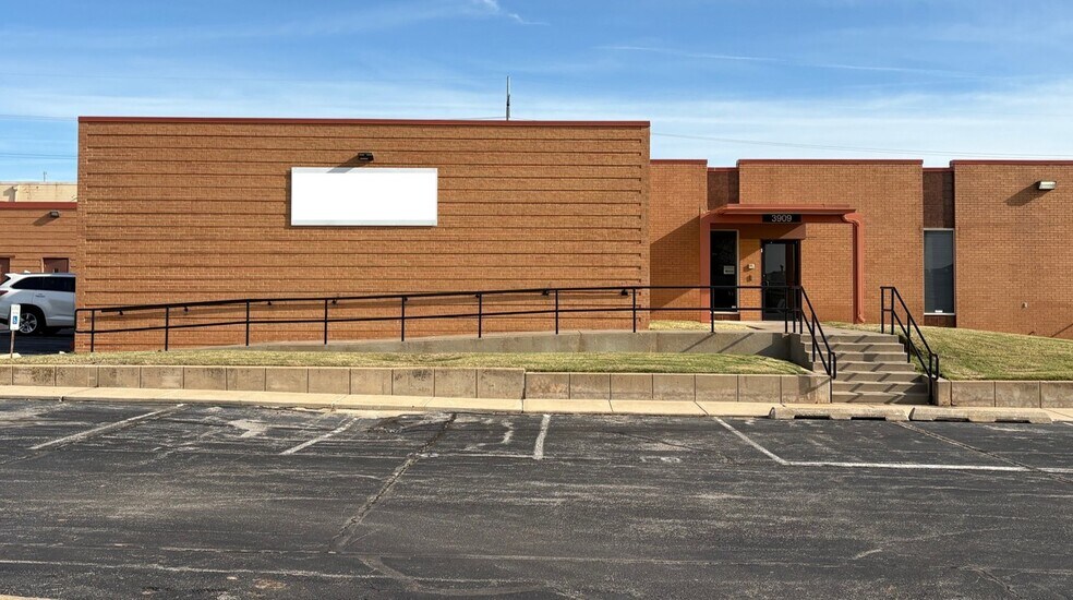 3905-3909 NW 36th St, Oklahoma City, OK à louer - Photo de l’immeuble – Image 1 sur 2