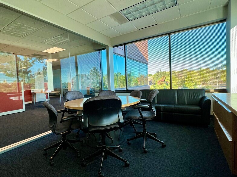 5250 Corporate Dr, Troy, MI à louer - Photo de l’immeuble – Image 2 sur 22