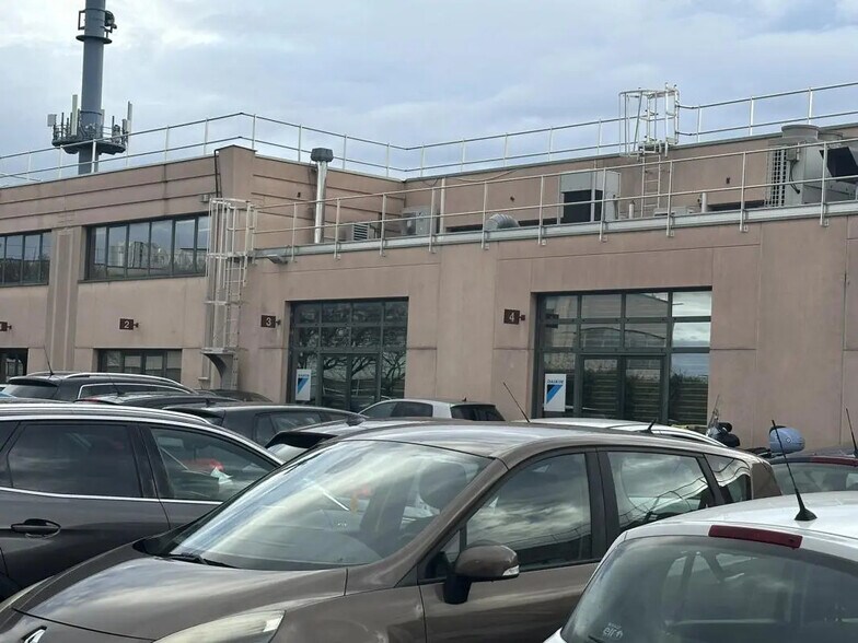 30 Rue Du 35eme Regiment D'Aviation, Bron à louer - Photo de l’immeuble – Image 3 sur 6