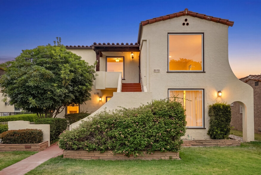 2250 Magnolia Ave, Long Beach, CA à vendre - Photo principale – Image 1 sur 34