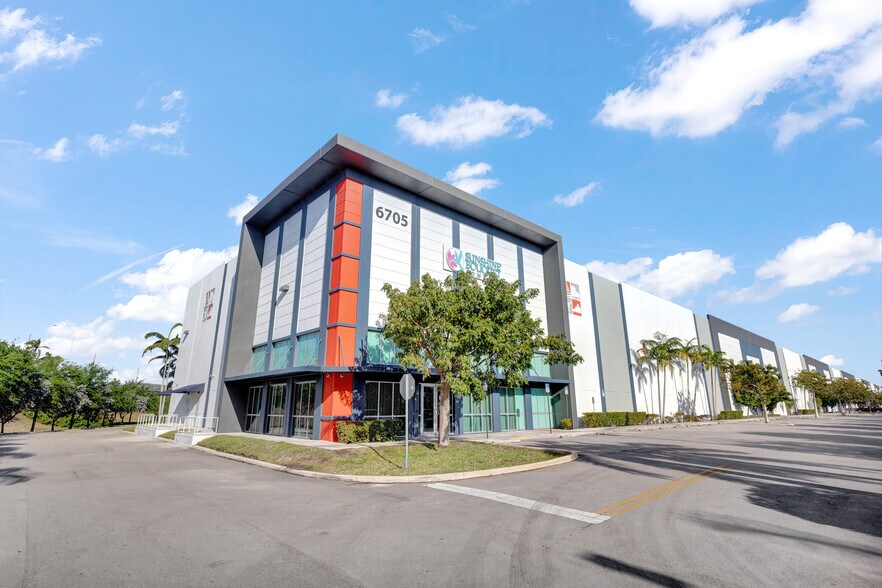 6705 NW 36th St, Miami, FL à louer - Photo de l’immeuble – Image 2 sur 4