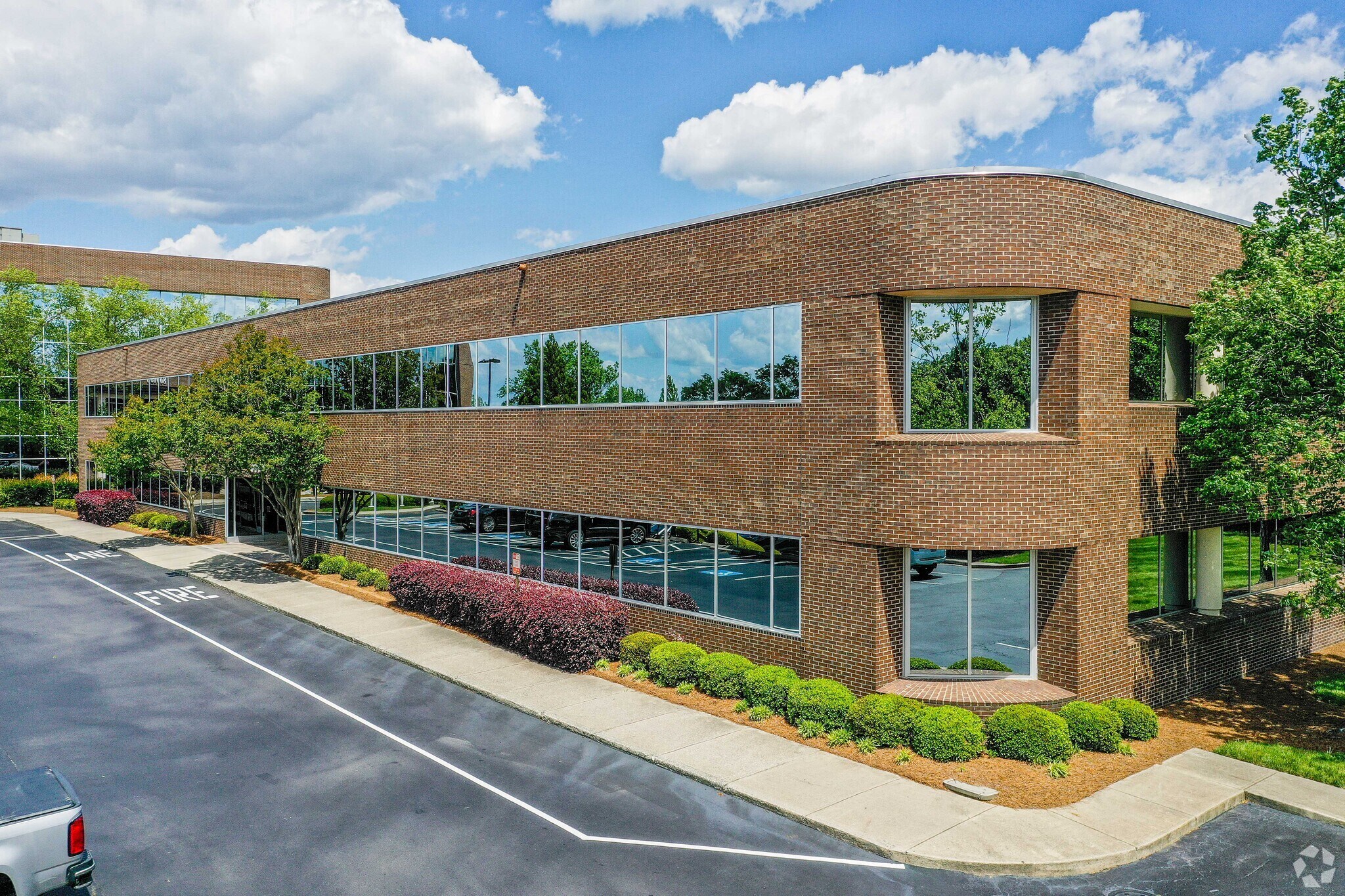 8000 Corporate Center Dr, Charlotte, NC à louer Photo principale– Image 1 sur 3