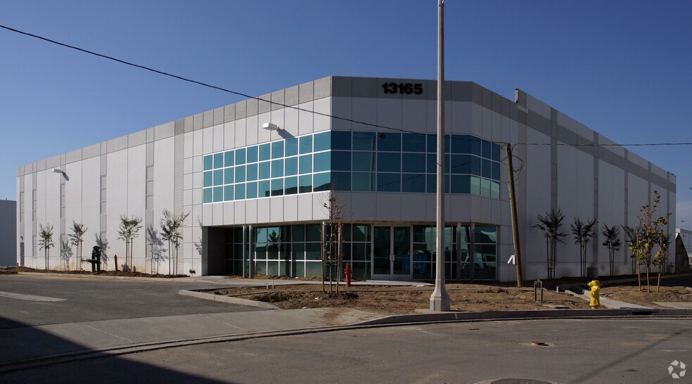 13165 Sandoval, Santa Fe Springs, CA à louer - Photo de l’immeuble – Image 2 sur 5