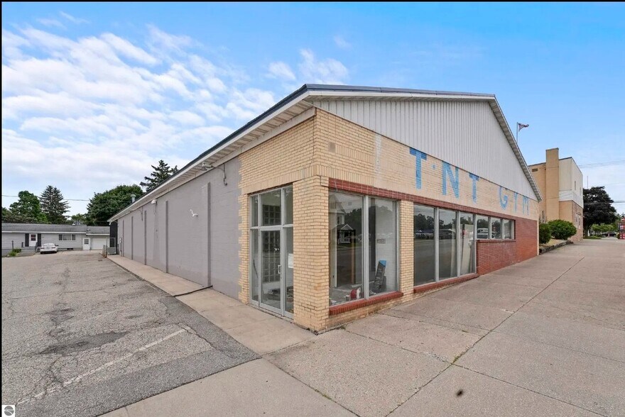 310 N Michigan Ave, Big Rapids, MI à vendre - Photo de l’immeuble – Image 2 sur 14