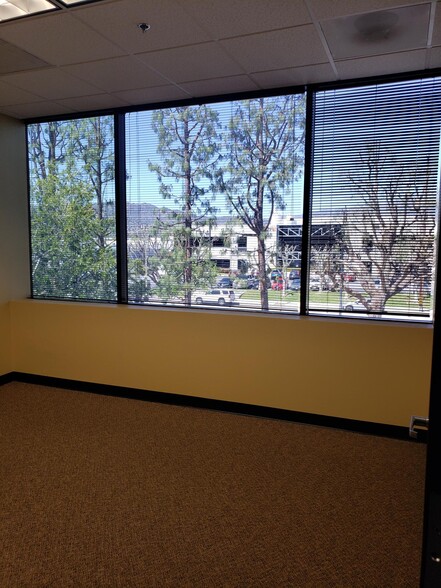 21540-21622 Plummer St, Chatsworth, CA à louer - Photo intérieure – Image 3 sur 6