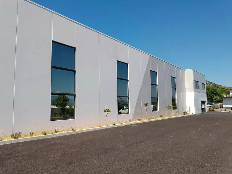 Industriel/Logistique dans Saint-Estève-Janson à louer - Photo de l’immeuble – Image 2 sur 8