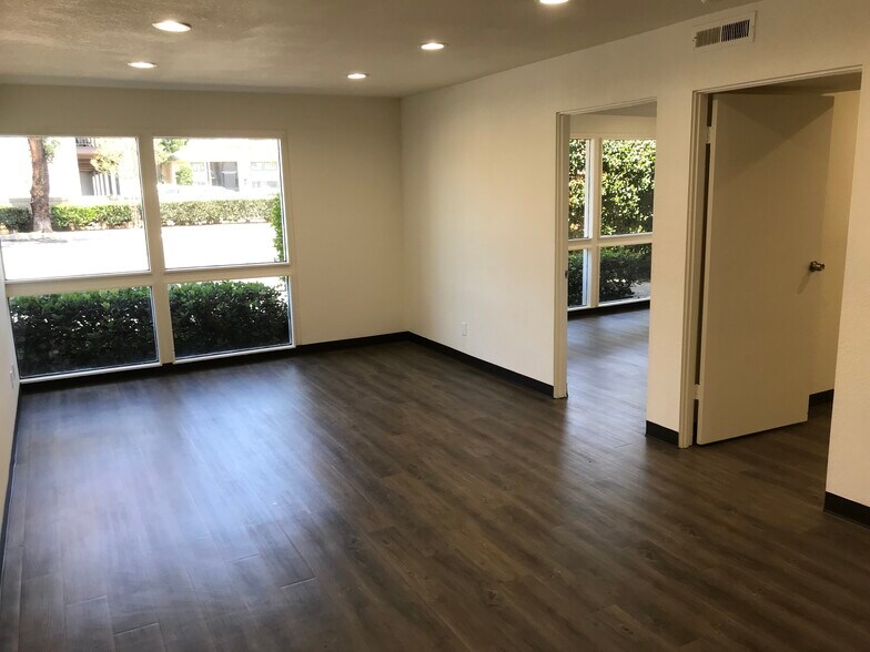 202 Fashion Ln, Tustin, CA à louer - Photo intérieure – Image 1 sur 9