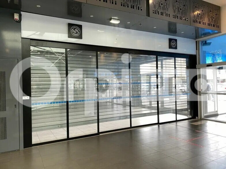 Local commercial dans Nevers à louer - Hall d’entrée – Image 1 sur 9