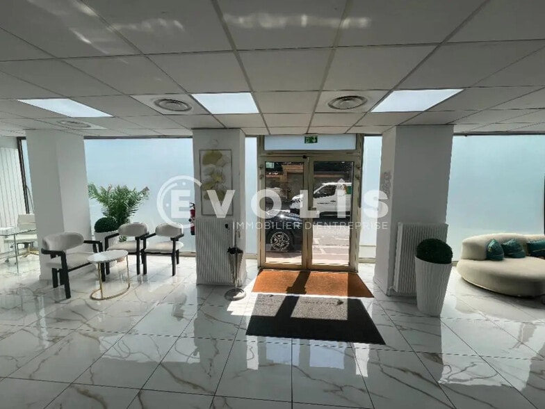 Local commercial dans Saint-Maur-des-Fossés à louer - Hall d’entrée – Image 3 sur 9