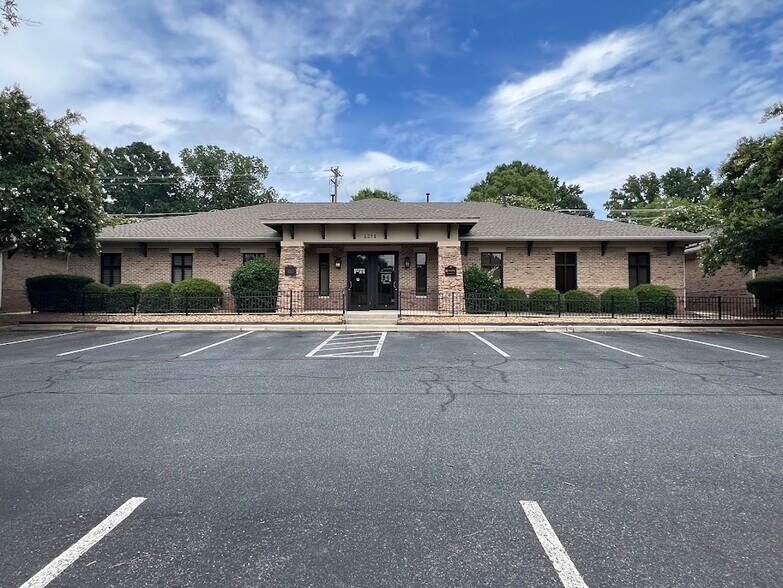1258 Mann Dr, Matthews, NC à vendre - Photo de l’immeuble – Image 3 sur 35