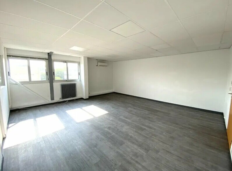 Bureau dans Villeneuve-Loubet à louer - Photo de l’immeuble – Image 2 sur 3