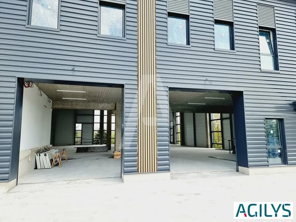Local d’activités dans Élancourt à louer Photo de l’immeuble– Image 1 sur 9