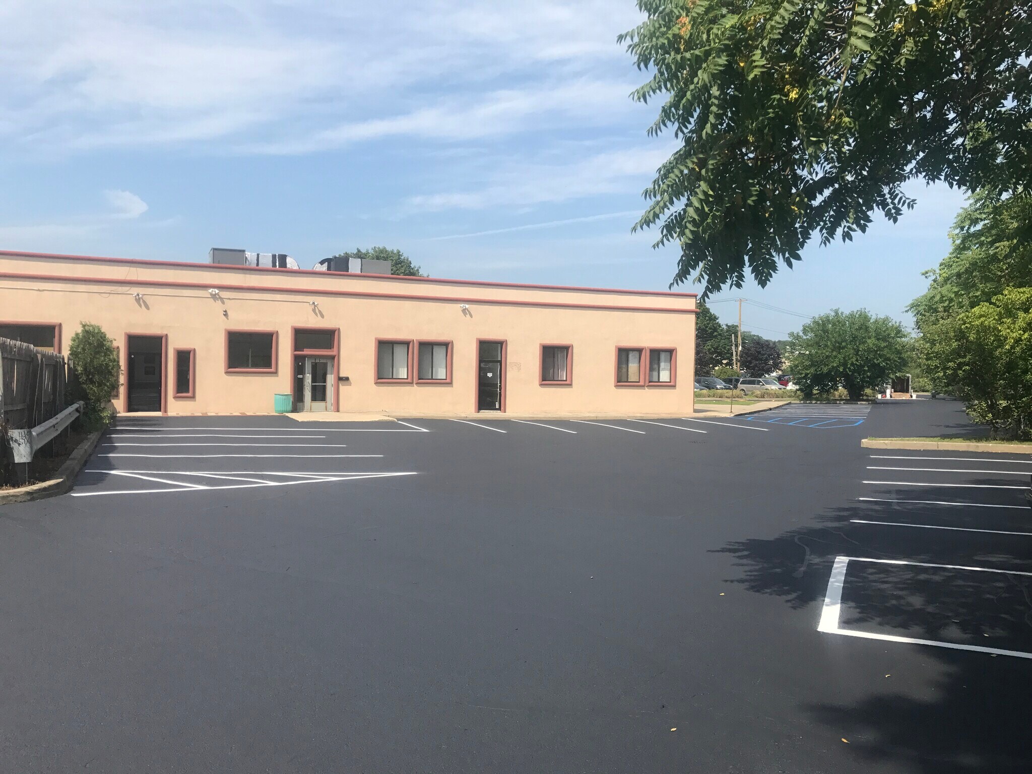 623 N Bicycle Path, Port Jefferson Station, NY à louer Photo principale– Image 1 sur 2