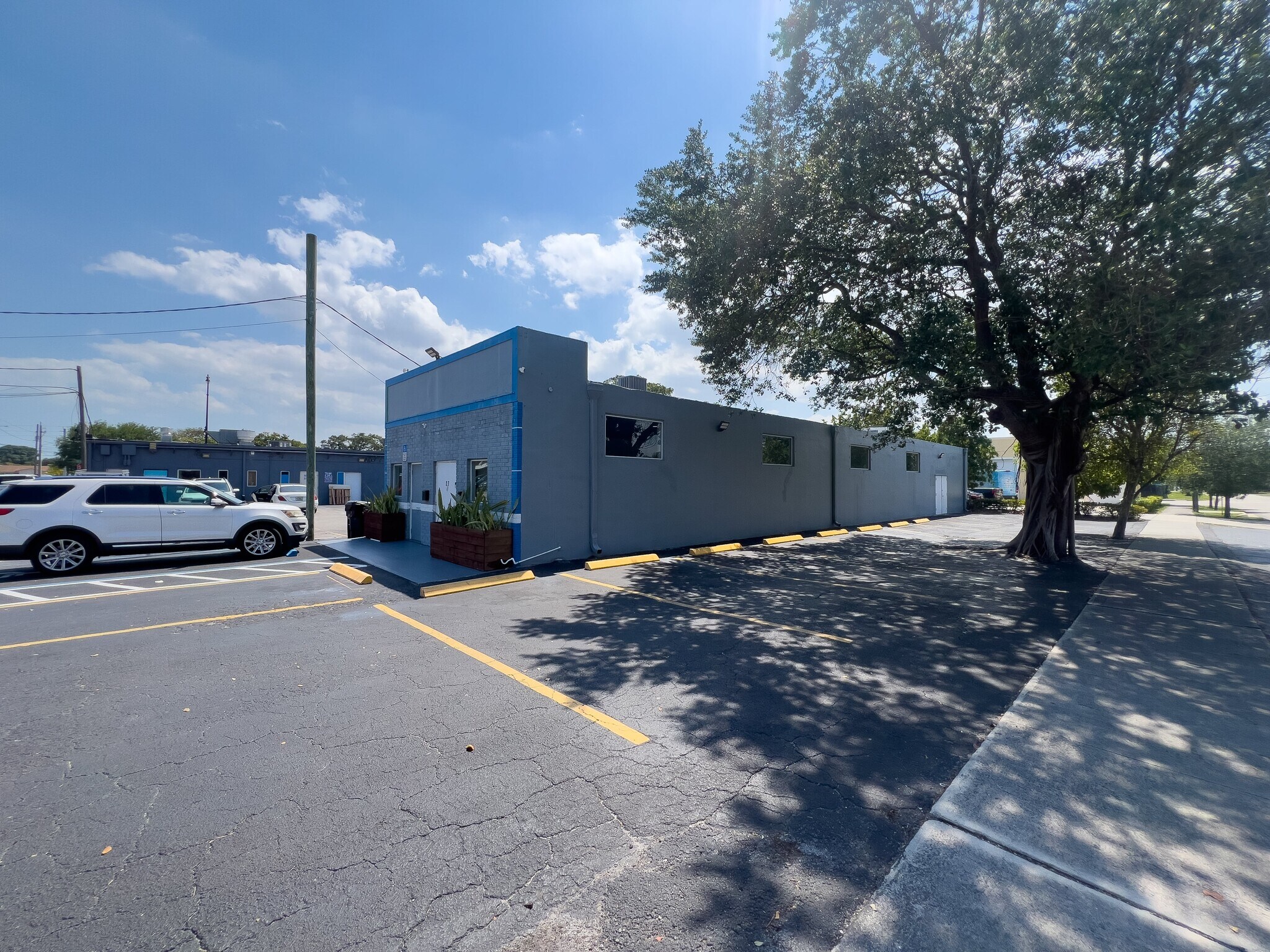 27 NW 3 Ave, Hallandale Beach, FL à louer Photo de l’immeuble– Image 1 sur 18