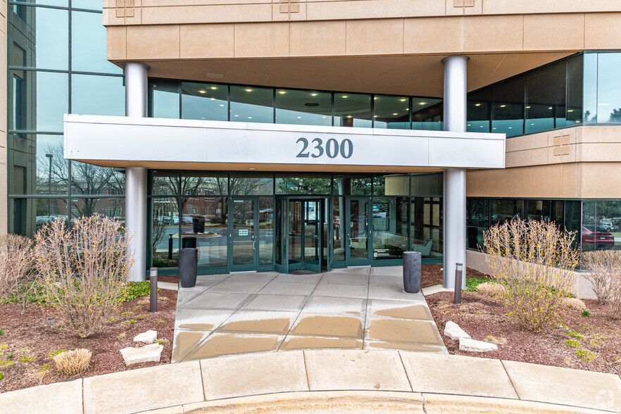 2300 Cabot Dr, Lisle, IL à louer - Photo de l’immeuble – Image 3 sur 6