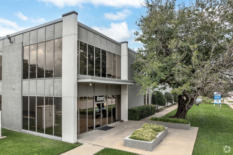 8267 Elmbrook Dr, Dallas, TX à louer - Photo de l’immeuble – Image 1 sur 24