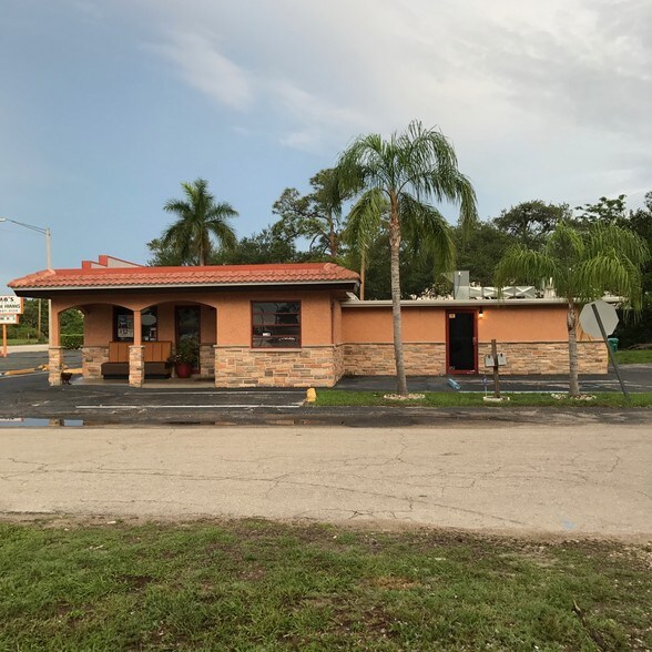 136 Pondella Rd, North Fort Myers, FL à vendre - Photo principale – Image 1 sur 69