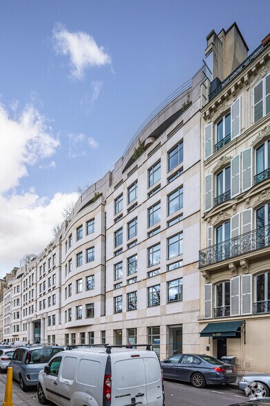 21-25 Rue Balzac, Paris à louer - Photo de l’immeuble – Image 2 sur 2