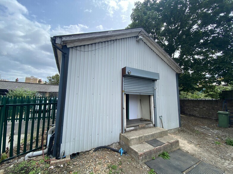 Unit 20A,20B &20C Hanworth Road portefeuille de 3 biens à vendre sur LoopNet.fr - Photo de l’immeuble – Image 3 sur 7