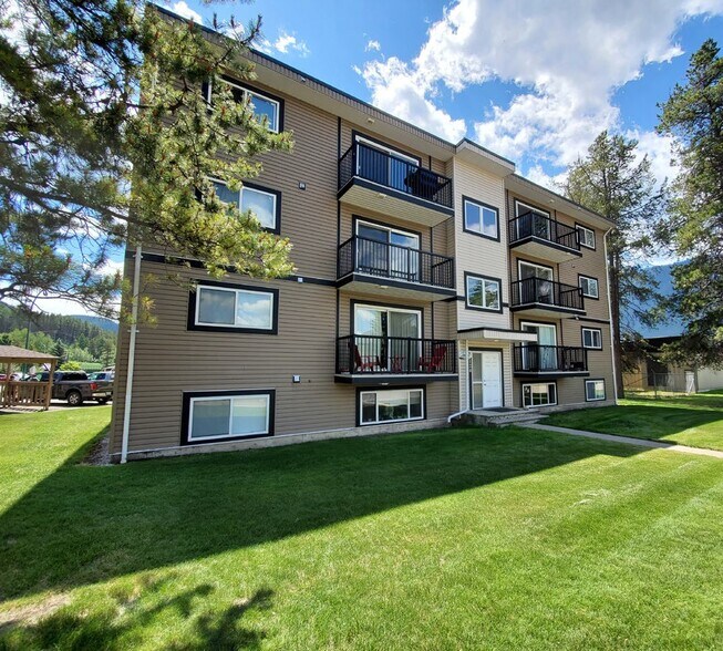 East Kootenay Apartment Portfolio portefeuille de 5 biens à vendre sur LoopNet.fr - Photo de l’immeuble – Image 2 sur 13