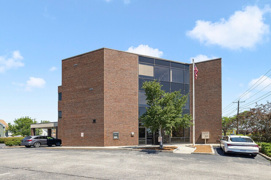 999 S Broadway, East Providence, RI à vendre - Photo de l’immeuble – Image 2 sur 31