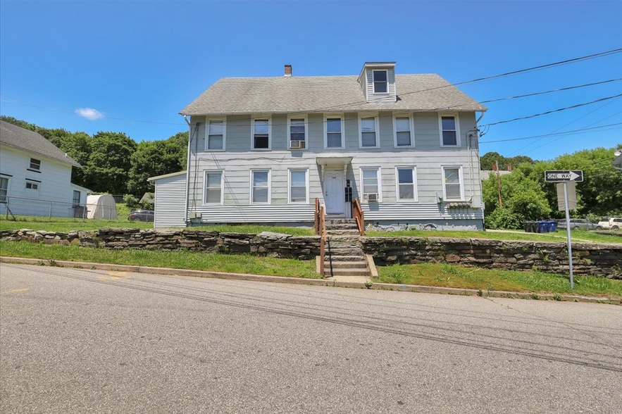 136 Chapman St, Willimantic, CT à vendre - Photo principale – Image 1 sur 23