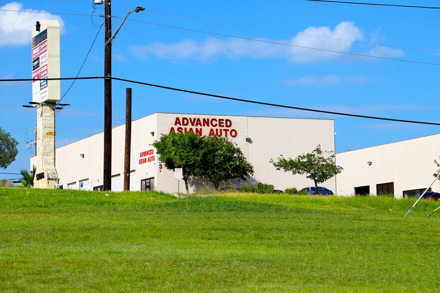 12066-3 Starcrest Dr, San Antonio, TX à louer - Photo de l’immeuble – Image 2 sur 7