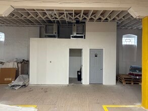 2826 Barnes Ave, Indianapolis, IN à louer Photo intérieure– Image 2 sur 6