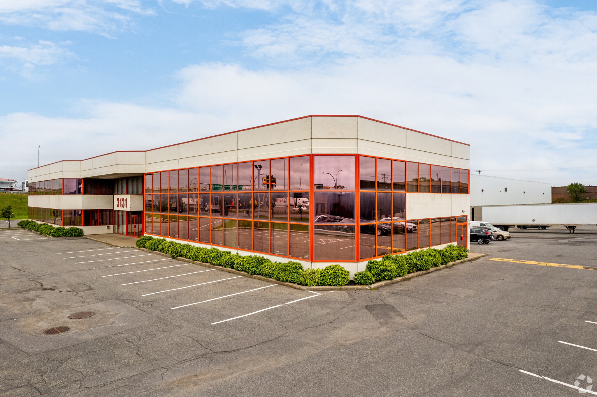 9260-9300 Blvd Henri Bourassa W, Montréal, QC à louer Photo principale– Image 1 sur 10