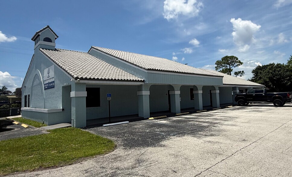 2500 S Kanner Hwy, Stuart, FL à louer - Photo de l’immeuble – Image 3 sur 7