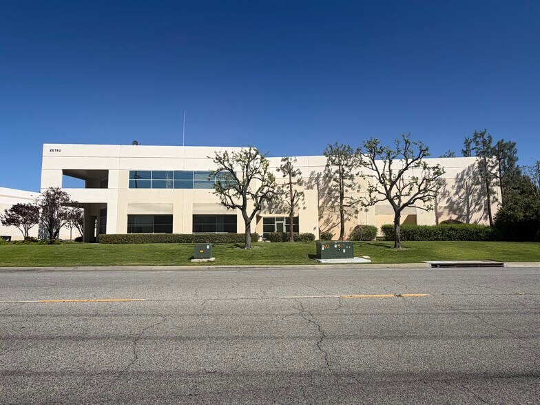 26140 Avenue Hall, Valencia, CA à louer - Photo de l’immeuble – Image 1 sur 3