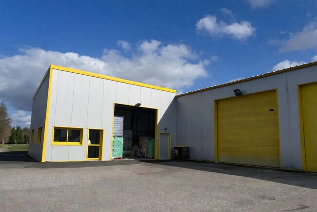 Plus de détails pour Local d'activités à louer